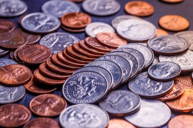 Amerikan paraları ve dolarlarımız siyah bir masanın üzerinde.