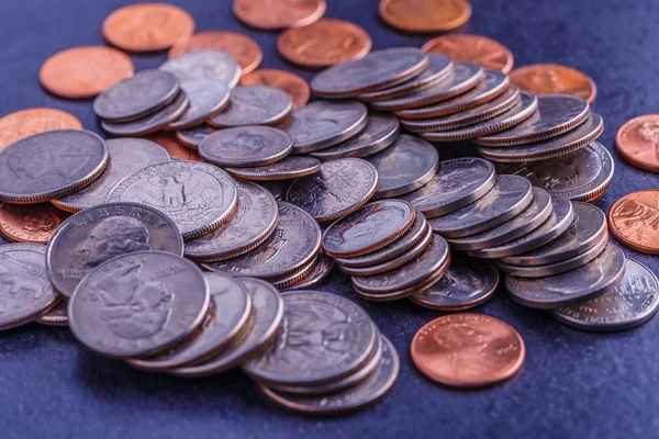 Americké mince a my dolary na černém stole — Stock fotografie