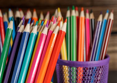 Kalemler ve kalemler arka plandaki metal tutacakta.