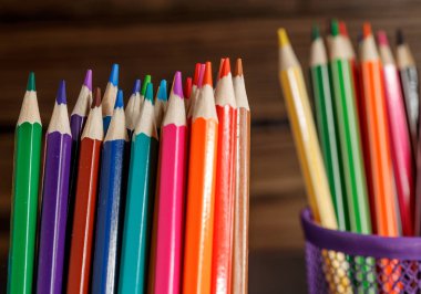 Kalemler ve kalemler arka plandaki metal tutacakta.