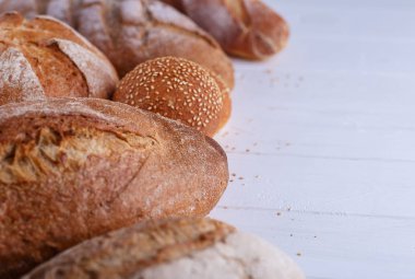 Taze ev yapımı ekmek, yakın çekim, pişmiş bir beyaz arkasında izole