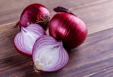 Kırsal ağaçta kırmızı soğan