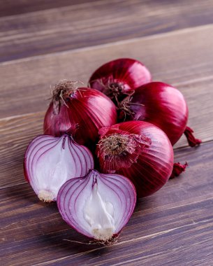 Kırsal ağaçta kırmızı soğan