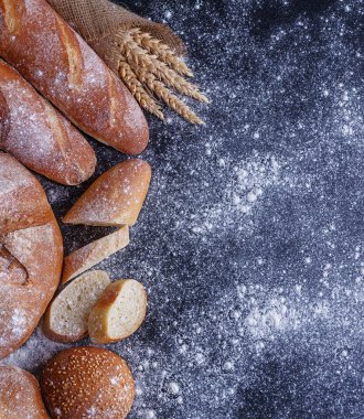 Fırın - siyah ch ekmek ve çörekler altın rustik kabuklu somunlar