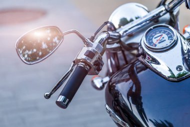 Şehrin arka planında motosikletler var. Güzel ve şık