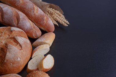 Fırın - siyah ch ekmek ve çörekler altın rustik kabuklu somunlar