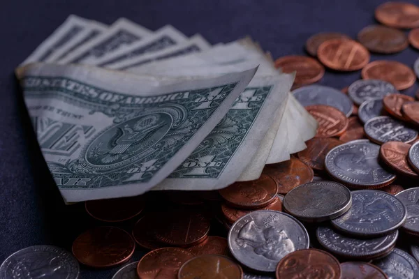 Amerikan paraları ve dolarlarımız siyah bir masanın üzerinde.