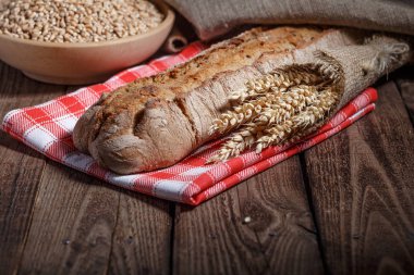 Ahşap masa arkasında pişmiş ekmek çeşitleri