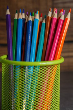 Kalemler ve kalemler arka plandaki metal tutacakta.