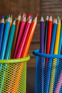 Kalemler ve kalemler arka plandaki metal tutacakta.