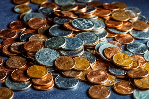 Hromada zlaté mince, stříbrné mince, měděné mince, čtvrtě, nikláky — Stock fotografie