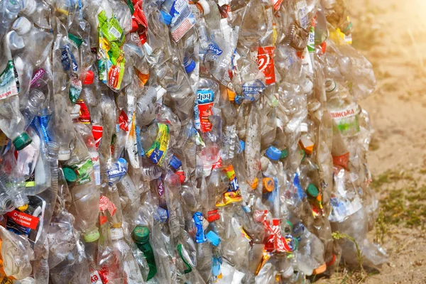 Garrafas de plástico prensadas e embaladas para reciclagem . — Fotografia de Stock