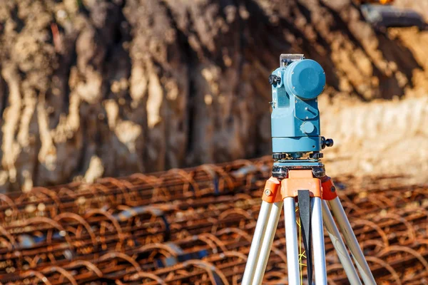 Arazi araçları GPS sistemi ya da otoyoldaki teodolit. 