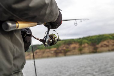 Gün batımında gölde balık tutmak. Balıklama arkaplanı.