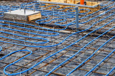 Su tedarik etmek için kullanılan plastik boruların fotoğrafı.