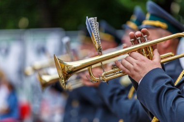  Saksafoncu ve orkestra müzisyeni tarafından çalınan müzik aleti