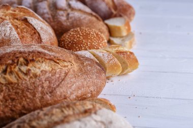 Taze ev yapımı ekmek, yakın çekim, pişmiş bir beyaz arkasında izole