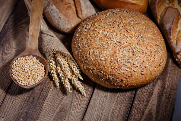 Ассортимент хлеба на деревянном столе