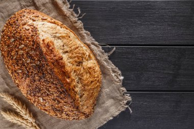 Ahşap masa arkasında pişmiş ekmek çeşitleri