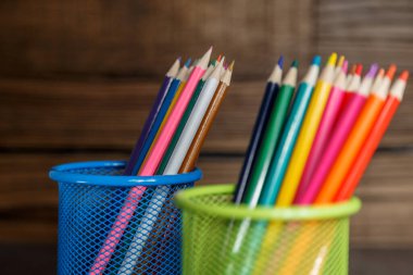 Kalemler ve kalemler arka plandaki metal tutacakta.