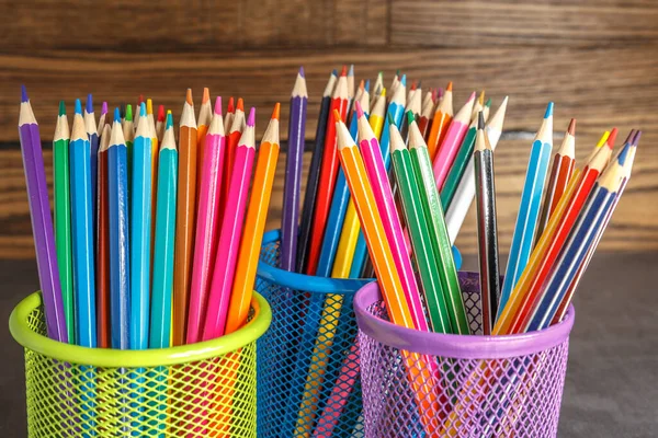 Kalemler ve kalemler arka plandaki metal tutacakta.