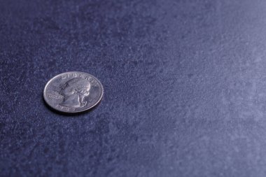 Altın para, gümüş para, bakır para, çeyreklik, bozuk para, bozuk para, 50 sent ve dolar. Çeşitli Amerikan sikkeleri, iş, para, madeni para ve ekonomi için Amerikan sikkeleri