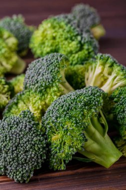  Diyet ve sağlıklı beslenme için bir sürü brokoli. Masada taze yeşil brokoli. Brokoli vitamin doludur. Diyet ve sağlıklı yemek için sebzeler..