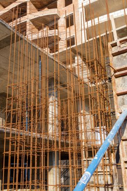 Endüstriyel geçmiş. Demir dokusu. Beton dökmek için paslı demir. Çelik destek çubukları. İnşaat inşaat inşaat inşaat çeliği takviyesi. Çelik demire yakın çekim.