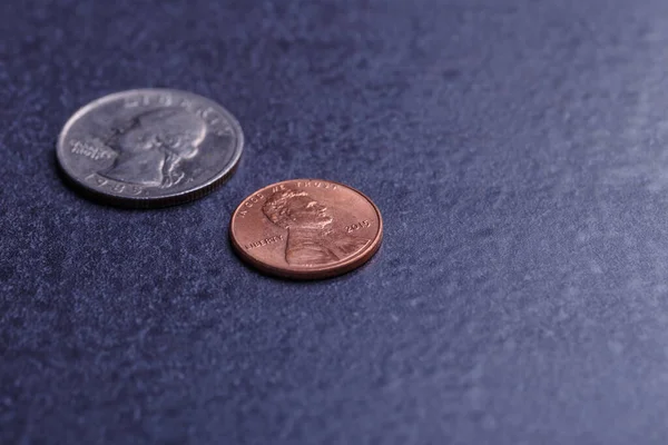 Monedas Americanas Nosotros Dólares Una Tabla Negra —  Fotos de Stock