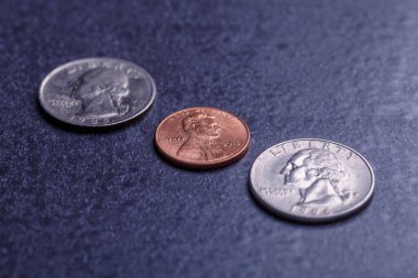 Amerikan paraları ve dolarlarımız siyah bir masanın üzerinde.