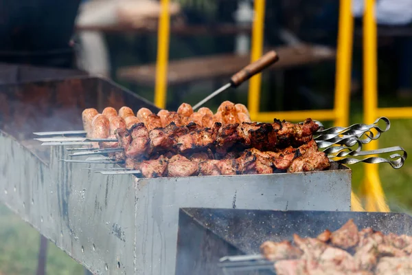 Homem Cozinhando Shashlik Marinado Carne Cordeiro Grelhando Espeto Metal Fumo — Fotografia de Stock