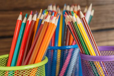 Kalemler ve kalemler arka plandaki metal tutacakta.