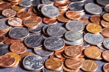 Amerikan paraları ve Amerikan doları ahşap bir masada.