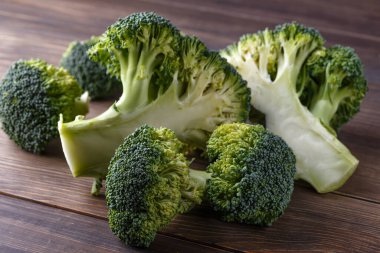  Diyet ve sağlıklı beslenme için bir sürü brokoli. Masada taze yeşil brokoli. Brokoli vitamin doludur. Diyet ve sağlıklı yemek için sebzeler..