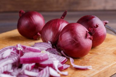 Kırsal ağaçta kırmızı soğan