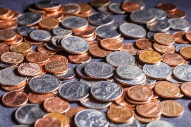 Amerikan paraları ve Amerikan doları ahşap bir masada.