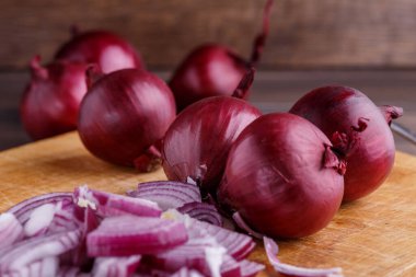 Kırsal ağaçta kırmızı soğan