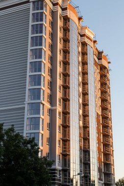 Mavi gökyüzü güneşli bir günde modern apartman binaları. Modern bir konut binasının cephesi