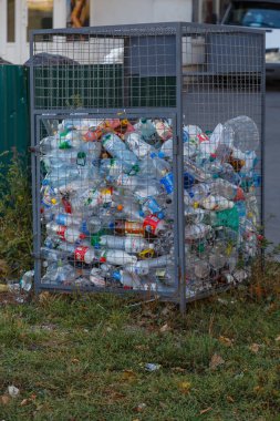 Kiev, Ukrayna, 30 Ağustos Plastik şişeler ütülendi ve geri dönüşüm için paketlendi.