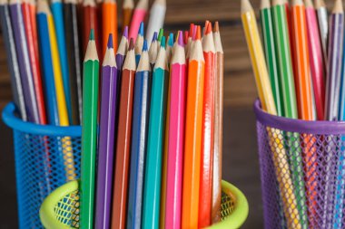 Kalemler ve kalemler arka plandaki metal tutacakta.