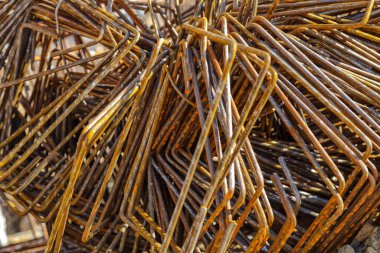 Endüstriyel geçmiş. Demir dokusu. Beton dökmek için paslı demir. Çelik destek çubukları. İnşaat inşaat inşaat inşaat çeliği takviyesi. Çelik demire yakın çekim.