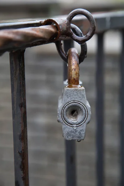 ドアには錆びた南京錠 鍵のかかった古い門を閉めた 塀の上の鍵を閉めろ — ストック写真