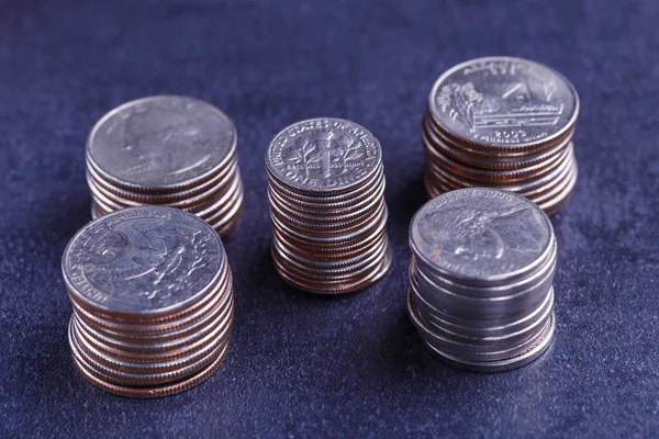 美国硬币和我们的美元放在一张黑桌上 — 图库照片