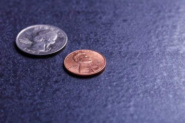 Monedas Americanas Nosotros Dólares Una Mesa Negra —  Fotos de Stock