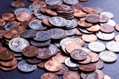 Amerikan paraları ve dolarlarımız siyah bir masanın üzerinde.