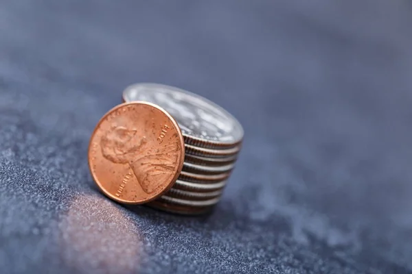 Amerikanska Mynt Och Oss Dollar Ett Svart Bord — Stockfoto