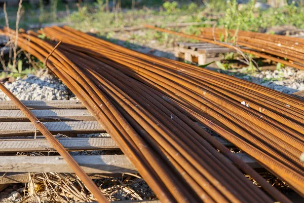 Ipari Háttér Újjászületés Rozsdás Betonöntő Acélerősítő Rács Építőipari Betonacél Erősítés — Stock Fotó