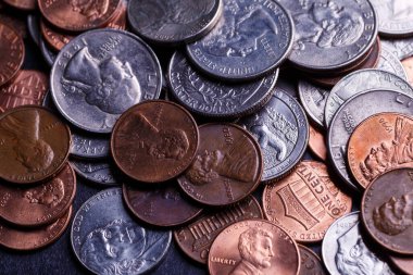 Amerikan paraları ve dolarlarımız siyah bir masanın üzerinde.