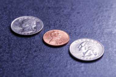 Amerikan paraları ve dolarlarımız siyah bir masanın üzerinde.