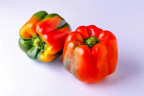 Paprika Rot Grün Gelb Isoliert Auf Weißem Hintergrund — Stockfoto